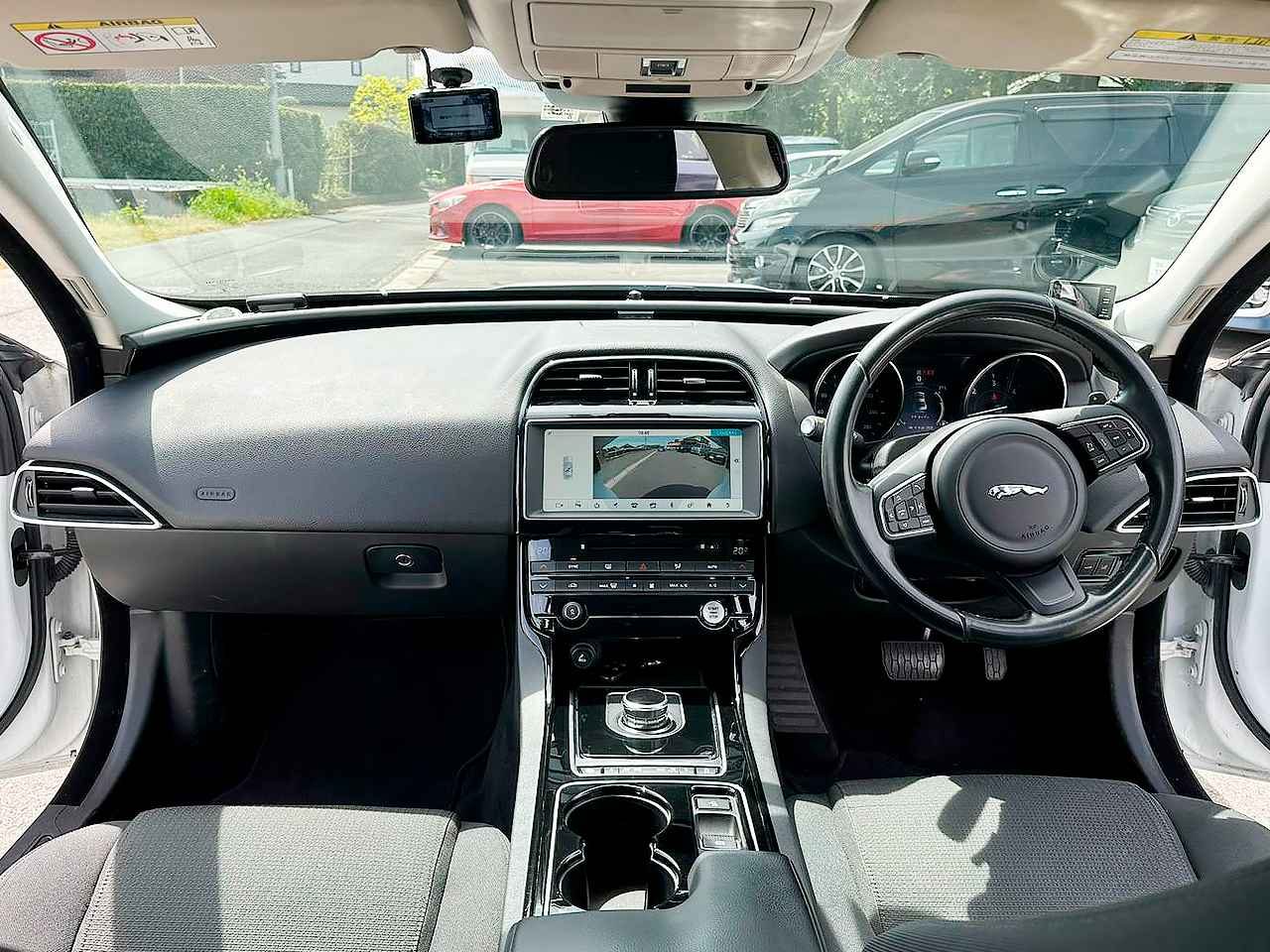 JAGUAR XE 2017 — Foto 9 de 15