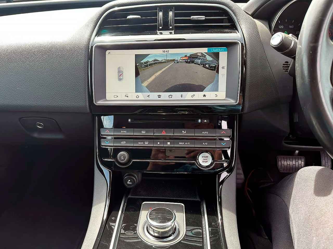 JAGUAR XE 2017 — Foto 11 de 15