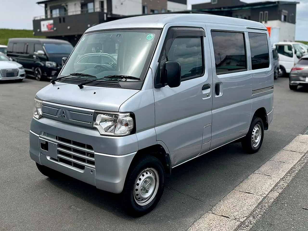 MITSUBISHI MINICAB 2016 — Foto 1 de 15